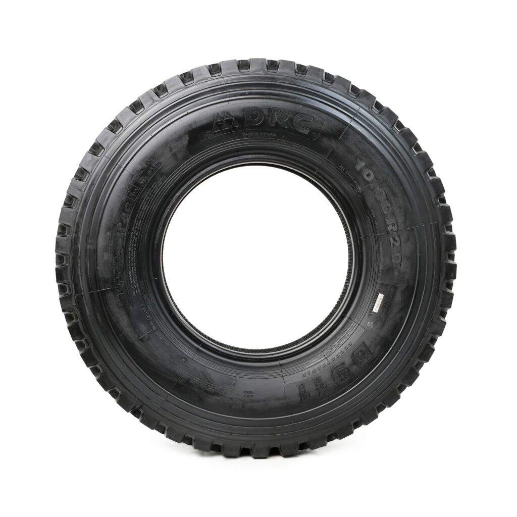 Hình ảnh cận cảnh một chiếc lốp xe tải DRC chính hãng, làm nổi bật gai lốp sắc nét và logo thương hiệu.