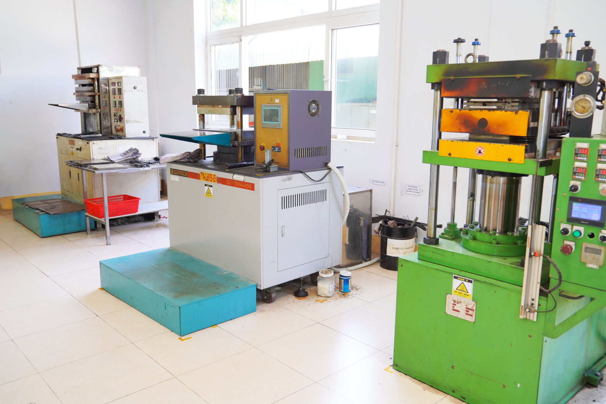 Máy lưu hóa khuôn bằng