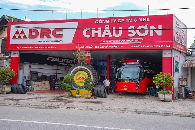 Hình ảnh mặt tiền một đại lý lốp DRC chính hãng, có biển hiệu rõ ràng và không gian chuyên nghiệp.
