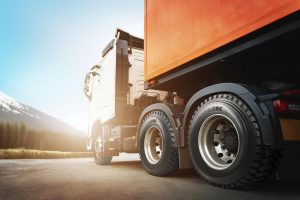 Hình ảnh lốp DRC vận hành bền bỉ trên đường đèo dốc Việt Nam, chứng minh khả năng chịu tải và phù hợp với khí hậu.