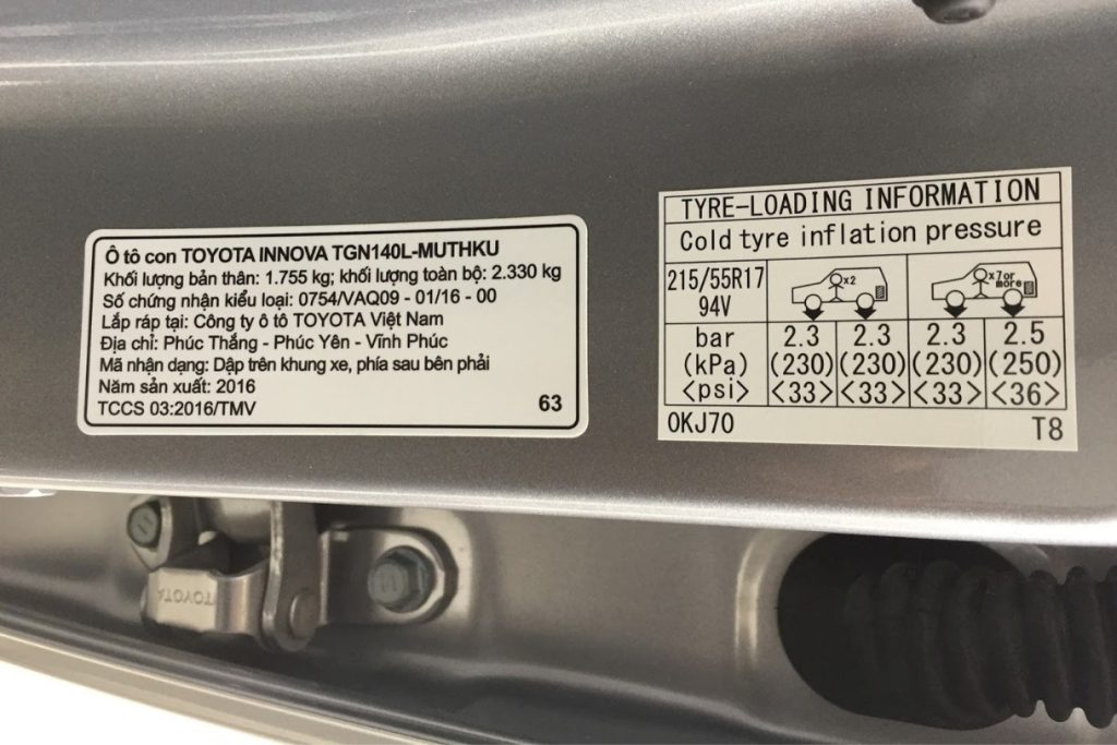 Hình ảnh minh họa vị trí tìm thông số áp suất lốp tiêu chuẩn trên xe và giải thích về chỉ số MAX PRESS trên thành lốp DRC.