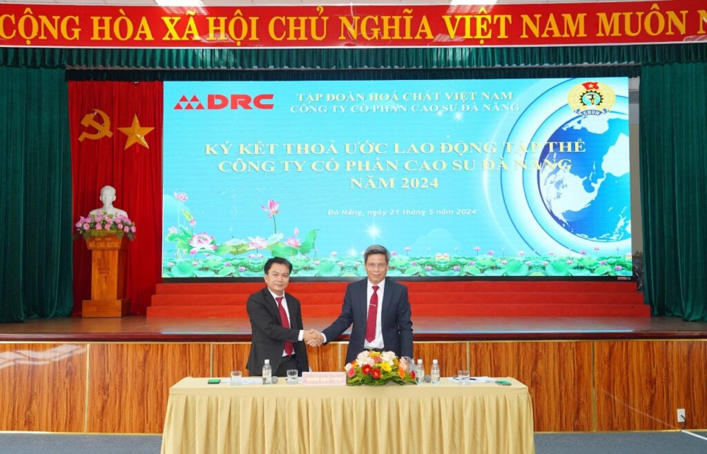 Ông Lê Hoàng Khánh Nhựt, Tổng giám đốc Công ty và ông Nguyễn Chí Công, Chủ tịch Công đoàn Công ty ký Thỏa ước lao động tập thể năm 2024