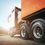 Hình ảnh lốp DRC vận hành bền bỉ trên đường đèo dốc Việt Nam, chứng minh khả năng chịu tải và phù hợp với khí hậu.